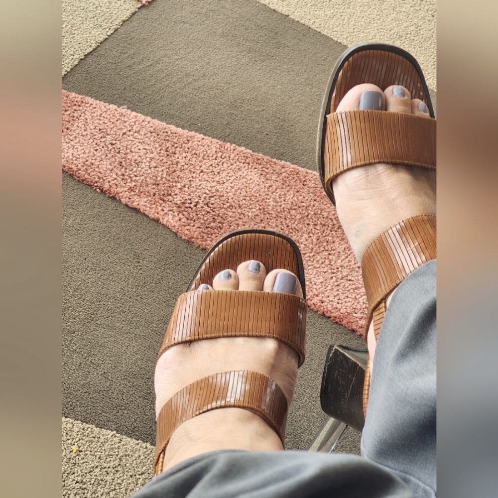 ⁦Ann Taylor Block 2" Heel Brown Sandal